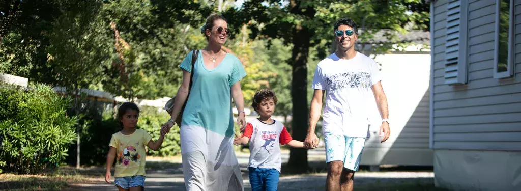 Famille au camping Les Oyats